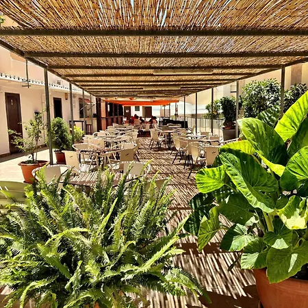 With Terrace & Seasonal Pool Terraza Y Piscina Apartamento
